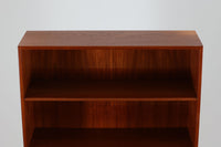 北欧より買い付けたHansJ.Wegnerデザインのブックシェルフです。彼のキャビネット類を数多く手がけたRYmobler社製の本棚です。シンプルなデザインながらも要所要所にウェグナーらしいデザインが施してあり、実用性にも優れている逸品です。本体がチーク材(足摺りのみオーク材)の希少なモデルです。