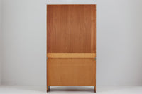 北欧より買い付けたHansJ.Wegnerデザインのブックシェルフです。彼のキャビネット類を数多く手がけたRYmobler社製の本棚です。シンプルなデザインながらも要所要所にウェグナーらしいデザインが施してあり、実用性にも優れている逸品です。本体がチーク材(足摺りのみオーク材)の希少なモデルです。