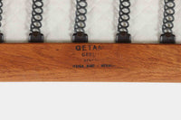 北欧家具を代表するソファ『GE290』です。現在リプロダクト品が販売されていますが、こちらは本物です。元々はベッド会社であるGETAmA社ならではのコイルスプリングが内包されたクッションの座り心地は、弾力があり心地良く、読書や映画などのリラックスタイムに最適です。立ち上がる際も適度なはね返りがあるので、動く時に億劫になる事はありません。HansJ.Wegnerならではの時代を超えた素晴らしいデザインです。横や背面から見るとまた違った表情を感じて頂けると思います。