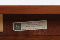 デンマークより買い付けたセンターテーブルです。Borgemogensenのソファと相性の良いmodel5360センターテーブルです。シンプルなデザインで拡張機能付きで使い勝手も良さそうです。良質なチーク材が使用されている希少なモデルです。