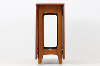 北欧より買い付けた、ゲートレッグダイニングテーブルです。希少なチーク材が贅沢に使用されており、綺麗な木肌は非常に高級感がございます。ゲートレッグとは、可動式の足でテーブルの天板を支え、用途に合った大きさに替えられる、伸長式のテーブルで、ヨーロッパではスタンダードアイテムになっています。大きさは、3段階に変化し、折りたたんだ状態は壁面の棚になり、片方を上げると2人用のテーブル、両方上げると4人用のテーブルになります。使わないときはコンパクトなので、サブのテーブルとしても良いと思います。