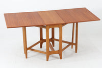 北欧より買い付けた、ゲートレッグダイニングテーブルです。希少なチーク材が贅沢に使用されており、綺麗な木肌は非常に高級感がございます。ゲートレッグとは、可動式の足でテーブルの天板を支え、用途に合った大きさに替えられる、伸長式のテーブルで、ヨーロッパではスタンダードアイテムになっています。大きさは、3段階に変化し、折りたたんだ状態は壁面の棚になり、片方を上げると2人用のテーブル、両方上げると4人用のテーブルになります。使わないときはコンパクトなので、サブのテーブルとしても良いと思います。