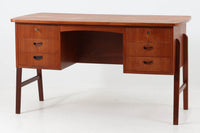 デンマークより買い付けた両袖デスクです。シンプルながらも本体側面にジョイントされた脚がお洒落なデザインです。良質なチーク材が使用されており、デンマーク家具ならではの雰囲気です。バックシェルフがある希少なモデルです。