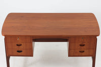 デンマークより買い付けた両袖デスクです。シンプルながらも本体側面にジョイントされた脚がお洒落なデザインです。良質なチーク材が使用されており、デンマーク家具ならではの雰囲気です。バックシェルフがある希少なモデルです。