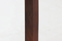 小ぶりな片袖デスクです。天板内に収納がある珍しいデザインです。本体には良質なチーク材が使用されています。