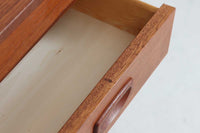 小ぶりな片袖デスクです。天板内に収納がある珍しいデザインです。本体には良質なチーク材が使用されています。