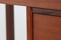 小ぶりな片袖デスクです。天板内に収納がある珍しいデザインです。本体には良質なチーク材が使用されています。