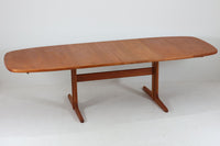 デンマークを代表する家具メーカー"Skovby社"ならではの重厚でクオリティーの高い商品です。本体とは別に拡張板が2枚付属します。用途に合わせて、両サイドを引っ張っていただければ、簡単に天板の大きさを十分に拡張可能です。良質なチーク材が仕様されており高級感がございます。