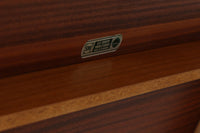 デンマークを代表する家具メーカー"Skovby社"ならではの重厚でクオリティーの高い商品です。本体とは別に拡張板が2枚付属します。用途に合わせて、両サイドを引っ張っていただければ、簡単に天板の大きさを十分に拡張可能です。良質なチーク材が仕様されており高級感がございます。