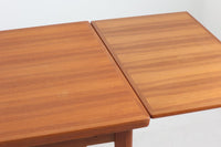 北欧より買い付けたエクステンションダイニングテーブルです。良質なチーク材の綺麗な木目が綺麗です。一見普通のダイニングテーブルですが、天板を持ち上げると中には拡張板が収納されている珍しいタイプです。片方だけ拡張板を広げて使用可能です。