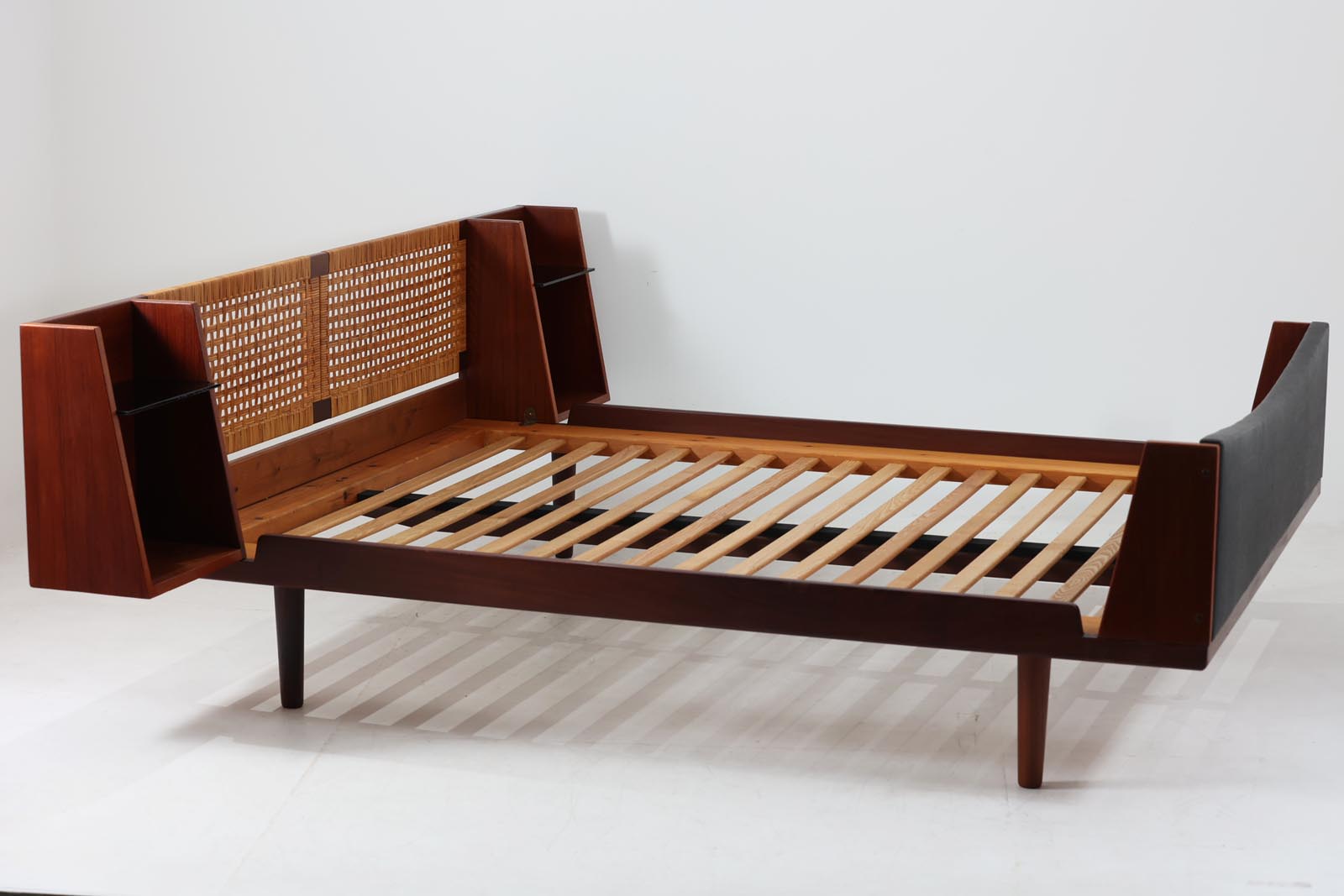 Hans J.Wegner（ハンス・J・ウェグナー） ダブルベッドフレーム GE701