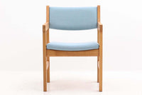 デンマークより買い付けたウェグナーデザインによるチェアです。お子様の使用にも耐えれる堅牢でしっかりとした造りです。良質なオーク材が使用されており飽きの来ないデザインです。