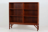 Borgemogensen(ボーエ・モーエンセン)によってデザインされたブックシェルフです。一見シンプルなフォルムですが、脚部がデザインポイントになっています。良質なチーク材が使用されており、FDB社によって細かい所まで丁寧に作成されています。使い勝手の良いサイズだと思います。本体、脚両方にチーク材が使用された希少なモデルです。