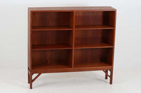 Borgemogensen(ボーエ・モーエンセン)によってデザインされたブックシェルフです。一見シンプルなフォルムですが、脚部がデザインポイントになっています。良質なチーク材が使用されており、FDB社によって細かい所まで丁寧に作成されています。使い勝手の良いサイズだと思います。本体、脚両方にチーク材が使用された希少なモデルです。