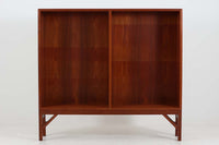 Borgemogensen(ボーエ・モーエンセン)によってデザインされたブックシェルフです。一見シンプルなフォルムですが、脚部がデザインポイントになっています。良質なチーク材が使用されており、FDB社によって細かい所まで丁寧に作成されています。使い勝手の良いサイズだと思います。本体、脚両方にチーク材が使用された希少なモデルです。