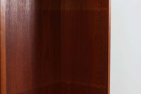 Borgemogensen(ボーエ・モーエンセン)によってデザインされたブックシェルフです。一見シンプルなフォルムですが、脚部がデザインポイントになっています。良質なチーク材が使用されており、FDB社によって細かい所まで丁寧に作成されています。使い勝手の良いサイズだと思います。本体、脚両方にチーク材が使用された希少なモデルです。