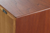 Borgemogensen(ボーエ・モーエンセン)によってデザインされたブックシェルフです。一見シンプルなフォルムですが、脚部がデザインポイントになっています。良質なチーク材が使用されており、FDB社によって細かい所まで丁寧に作成されています。使い勝手の良いサイズだと思います。本体、脚両方にチーク材が使用された希少なモデルです。