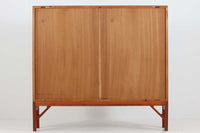 Borgemogensen(ボーエ・モーエンセン)によってデザインされたブックシェルフです。一見シンプルなフォルムですが、脚部がデザインポイントになっています。良質なチーク材が使用されており、FDB社によって細かい所まで丁寧に作成されています。使い勝手の良いサイズだと思います。本体、脚両方にチーク材が使用された希少なモデルです。