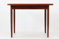 KurtOstervigデザインのダイニングテーブルです。天板は折り畳み式になっており、脚をスライドさせて天板を開くと拡張が出来る珍しいデザインです。良質なチーク材が使用されています。