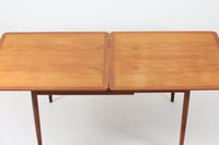 KurtOstervigデザインのダイニングテーブルです。天板は折り畳み式になっており、脚をスライドさせて天板を開くと拡張が出来る珍しいデザインです。良質なチーク材が使用されています。