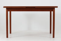 北欧より買い付けたエクステンションダイニングテーブルです。良質なチーク材の綺麗な木目が綺麗です。使用目的によって、さっと天板を広げる事が出来ますので、大変便利です。片方だけ拡張板を広げて使用可能です。