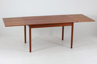 北欧より買い付けたエクステンションダイニングテーブルです。良質なチーク材の綺麗な木目が綺麗です。使用目的によって、さっと天板を広げる事が出来ますので、大変便利です。片方だけ拡張板を広げて使用可能です。