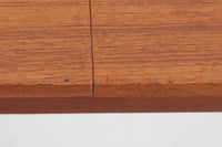 小ぶりな片袖デスクです。天板内部には収納部と鏡がありドレッサーとしてもお使いいただけます。