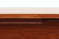 小ぶりな片袖デスクです。天板内部には収納部と鏡がありドレッサーとしてもお使いいただけます。