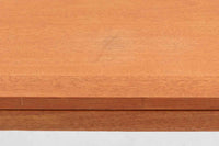 BorgemogensenやHvidt&mollgaardなどのデンマークを代表する建築家の収納家具が販売されているSoborgmobler社製ダイニングテーブルです。デザイナーはChristianHvidtで、一見シンプルなフォルムなのですが、木材の組み方を見せる手法でデザイン性だけでなく、強度も高めています。素材はマホガニー材が贅沢に使用されています。