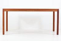 BorgemogensenやHvidt&mollgaardなどのデンマークを代表する建築家の収納家具が販売されているSoborgmobler社製ダイニングテーブルです。デザイナーはChristianHvidtで、一見シンプルなフォルムなのですが、木材の組み方を見せる手法でデザイン性だけでなく、強度も高めています。素材はマホガニー材が贅沢に使用されています。