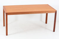 BorgemogensenやHvidt&mollgaardなどのデンマークを代表する建築家の収納家具が販売されているSoborgmobler社製ダイニングテーブルです。デザイナーはChristianHvidtで、一見シンプルなフォルムなのですが、木材の組み方を見せる手法でデザイン性だけでなく、強度も高めています。素材はマホガニー材が贅沢に使用されています。