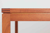 BorgemogensenやHvidt&mollgaardなどのデンマークを代表する建築家の収納家具が販売されているSoborgmobler社製ダイニングテーブルです。デザイナーはChristianHvidtで、一見シンプルなフォルムなのですが、木材の組み方を見せる手法でデザイン性だけでなく、強度も高めています。素材はマホガニー材が贅沢に使用されています。