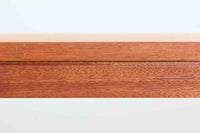 BorgemogensenやHvidt&mollgaardなどのデンマークを代表する建築家の収納家具が販売されているSoborgmobler社製ダイニングテーブルです。デザイナーはChristianHvidtで、一見シンプルなフォルムなのですが、木材の組み方を見せる手法でデザイン性だけでなく、強度も高めています。素材はマホガニー材が贅沢に使用されています。