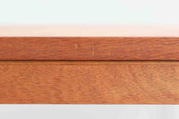 BorgemogensenやHvidt&mollgaardなどのデンマークを代表する建築家の収納家具が販売されているSoborgmobler社製ダイニングテーブルです。デザイナーはChristianHvidtで、一見シンプルなフォルムなのですが、木材の組み方を見せる手法でデザイン性だけでなく、強度も高めています。素材はマホガニー材が贅沢に使用されています。