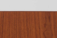 北欧より買い付けた、円形のダイニングテーブルです。急な来客時にも対応できるエクステンションタイプです。良質なチーク材が使用されていますのでお部屋に暖かみを与えてくれそうです。拡張板の仕様(色味と構造)が異なります。拡張板はサービス品とお考えください。使用には問題ございません。円形のため拡張板は別保管となります。