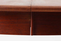 北欧より買い付けた、円形のダイニングテーブルです。急な来客時にも対応できるエクステンションタイプです。良質なチーク材が使用されていますのでお部屋に暖かみを与えてくれそうです。拡張板の仕様(色味と構造)が異なります。拡張板はサービス品とお考えください。使用には問題ございません。円形のため拡張板は別保管となります。