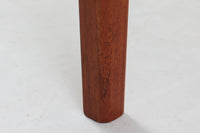 北欧より買い付けた、円形のダイニングテーブルです。急な来客時にも対応できるエクステンションタイプです。良質なチーク材が使用されていますのでお部屋に暖かみを与えてくれそうです。拡張板の仕様(色味と構造)が異なります。拡張板はサービス品とお考えください。使用には問題ございません。円形のため拡張板は別保管となります。