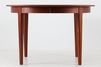 北欧より買い付けた、円形のダイニングテーブルです。急な来客時にも対応できるエクステンションタイプです。良質なチーク材が使用されていますのでお部屋に暖かみを与えてくれそうです。拡張板の仕様(色味と構造)が異なります。拡張板はサービス品とお考えください。使用には問題ございません。円形のため拡張板は別保管となります。