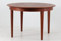 北欧より買い付けた、円形のダイニングテーブルです。急な来客時にも対応できるエクステンションタイプです。良質なチーク材が使用されていますのでお部屋に暖かみを与えてくれそうです。拡張板の仕様(色味と構造)が異なります。拡張板はサービス品とお考えください。使用には問題ございません。円形のため拡張板は別保管となります。