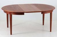 北欧より買い付けた、円形のダイニングテーブルです。急な来客時にも対応できるエクステンションタイプです。良質なチーク材が使用されていますのでお部屋に暖かみを与えてくれそうです。拡張板の仕様(色味と構造)が異なります。拡張板はサービス品とお考えください。使用には問題ございません。円形のため拡張板は別保管となります。