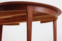 北欧より買い付けた、円形のダイニングテーブルです。急な来客時にも対応できるエクステンションタイプです。良質なチーク材が使用されていますのでお部屋に暖かみを与えてくれそうです。拡張板の仕様(色味と構造)が異なります。拡張板はサービス品とお考えください。使用には問題ございません。円形のため拡張板は別保管となります。