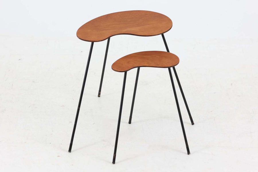 デンマークより買い付けました。お洒落な珍しい形の天板のネストテーブルです。良質なチーク材が使用されています。