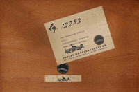 北欧より買い付けたサイドテーブルです。天板と脚の角はトメ加工が施されています。SeverinHansenJr.の代表的なデザインです。希少なオーク材のモデルです。