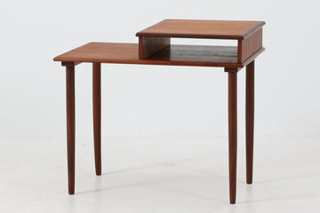 デンマークより買い付けたサイドテーブルです。電話台やFAX台としてもご使用いただけます。小ぶりで可愛らしいデザインです。