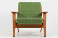 北欧家具を代表するソファ『GE290』です。現在リプロダクト品が販売されていますが、こちらは本物です。元々はベッド会社であるGETAmA社ならではのコイルスプリングが内包されたクッションの座り心地は、弾力があり心地良く、読書や映画などのリラックスタイムに最適です。立ち上がる際も適度なはね返りがあるので、動く時に億劫になる事はありません。HansJ.Wegnerならではの時代を超えた素晴らしいデザインです。横や背面から見るとまた違った表情を感じて頂けると思います。