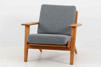 北欧家具を代表するソファ『GE290』です。現在リプロダクト品が販売されていますが、こちらは本物です。元々はベッド会社であるGETAmA社ならではのコイルスプリングが内包されたクッションの座り心地は、弾力があり心地良く、読書や映画などのリラックスタイムに最適です。立ち上がる際も適度なはね返りがあるので、動く時に億劫になる事はありません。HansJ.Wegnerならではの時代を超えた素晴らしいデザインです。横や背面から見るとまた違った表情を感じて頂けると思います。