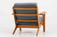 北欧家具を代表するソファ『GE290』です。現在リプロダクト品が販売されていますが、こちらは本物です。元々はベッド会社であるGETAmA社ならではのコイルスプリングが内包されたクッションの座り心地は、弾力があり心地良く、読書や映画などのリラックスタイムに最適です。立ち上がる際も適度なはね返りがあるので、動く時に億劫になる事はありません。HansJ.Wegnerならではの時代を超えた素晴らしいデザインです。横や背面から見るとまた違った表情を感じて頂けると思います。