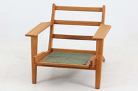 北欧家具を代表するソファ『GE290』です。現在リプロダクト品が販売されていますが、こちらは本物です。元々はベッド会社であるGETAmA社ならではのコイルスプリングが内包されたクッションの座り心地は、弾力があり心地良く、読書や映画などのリラックスタイムに最適です。立ち上がる際も適度なはね返りがあるので、動く時に億劫になる事はありません。HansJ.Wegnerならではの時代を超えた素晴らしいデザインです。横や背面から見るとまた違った表情を感じて頂けると思います。