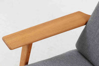 北欧家具を代表するソファ『GE290』です。現在リプロダクト品が販売されていますが、こちらは本物です。元々はベッド会社であるGETAmA社ならではのコイルスプリングが内包されたクッションの座り心地は、弾力があり心地良く、読書や映画などのリラックスタイムに最適です。立ち上がる際も適度なはね返りがあるので、動く時に億劫になる事はありません。HansJ.Wegnerならではの時代を超えた素晴らしいデザインです。横や背面から見るとまた違った表情を感じて頂けると思います。