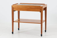 ロイヤルコペンハーゲン「BACA」シリーズのタイルが天板に敷き詰められたお洒落なワゴンです。フレームは、上質なマホガニー材が使用されています。引き出し付きの非常に珍しいモデルです。